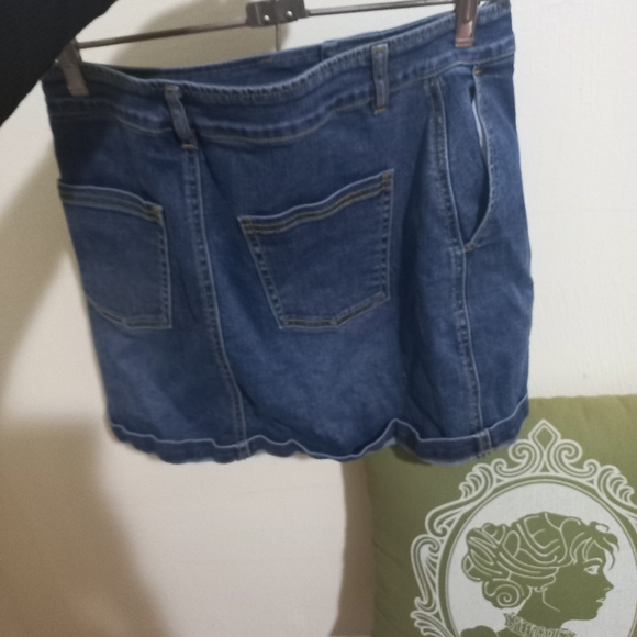 Size 6 country road denim skirt fits a size 8 - Picture 3 of 8